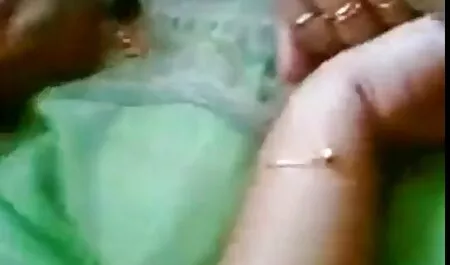 सुंदर श्यामला उसके नए खिलौने के हिंदी बीएफ फुल मूवी एचडी साथ खेलता है