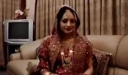 Busty श्यामला मुंडा सेक्सी मूवी बीएफ वीडियो में बिल्ली में रबर डिक